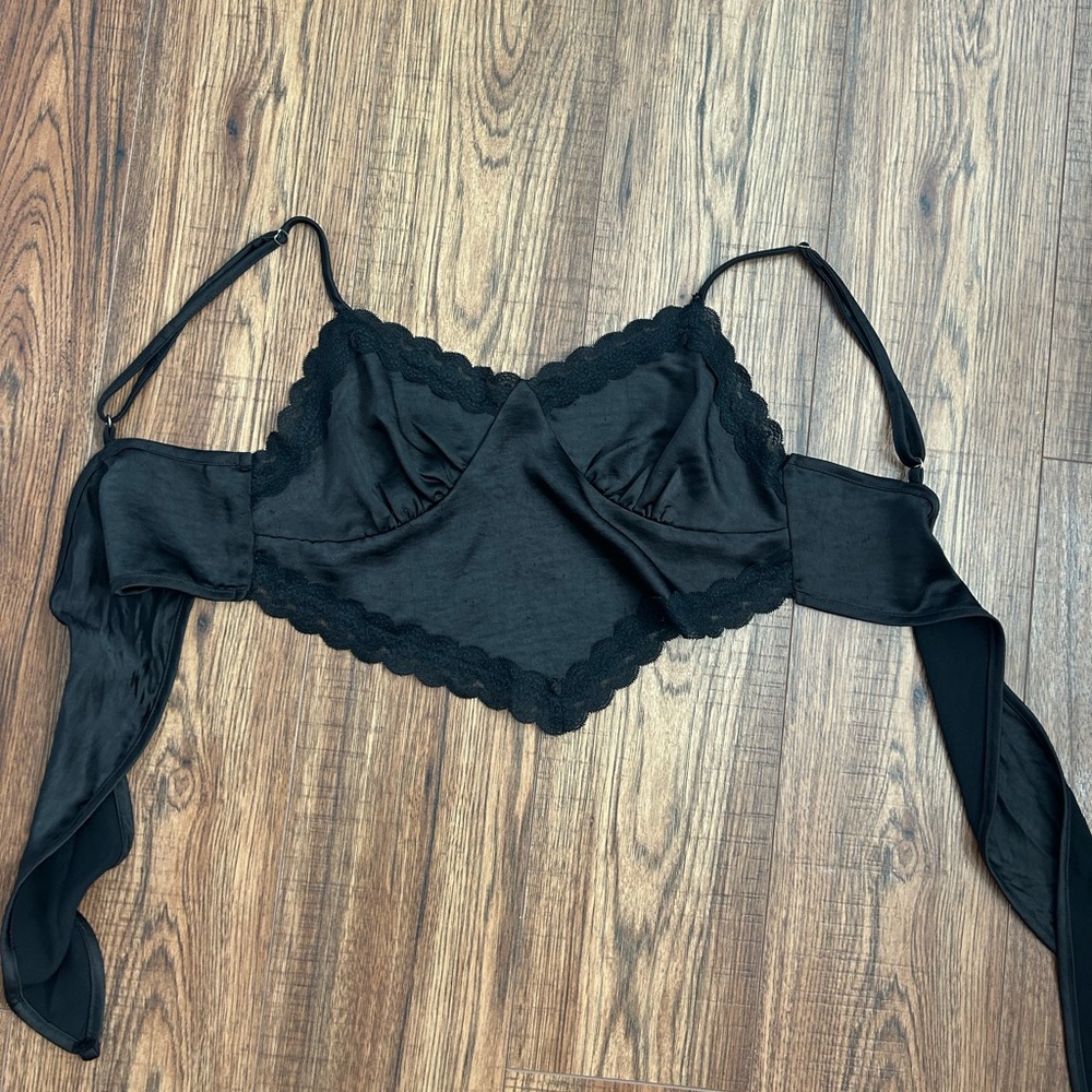Black Forever 21 Tie Lacy and Silk Small Top